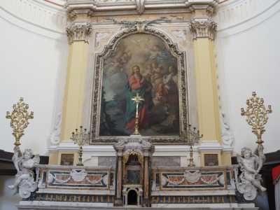 Di fronte a noi si erge l'altare maggiore in stile barocco: � rivestito con marmi pregiati, con angeli laterali che supportano dei candelieri dorati. Al centro troneggia una pala del 1800 con l'immagine del Salvatore che avanza su un prato fiorito